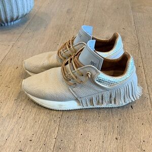 Esseutesse Fringed Leather Low-Top Sneakers in Light Taupe